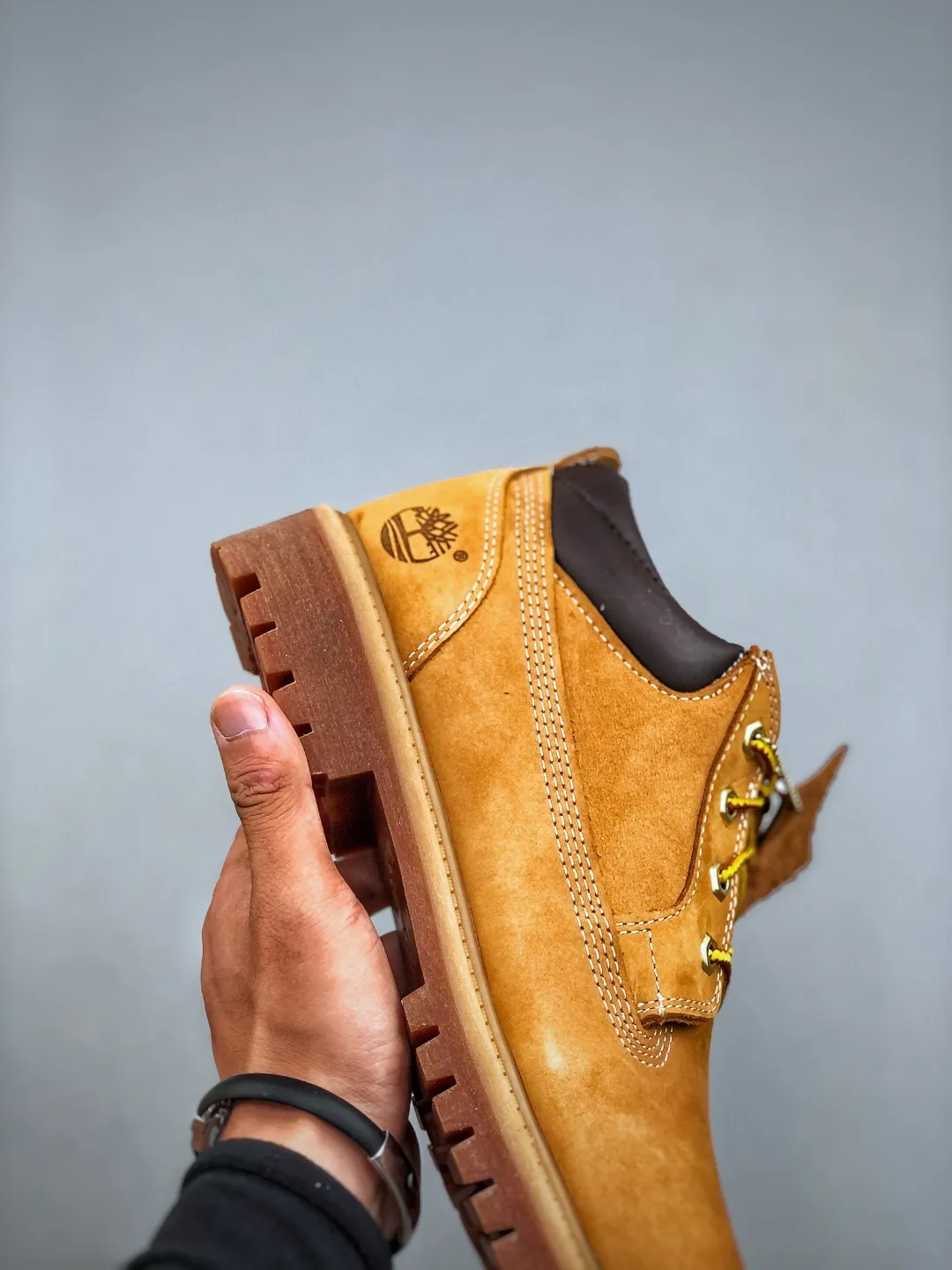 Local pick-up 💰560 supports store release and returns in season. The world's leading outdoor brand Timberland/Timberland Men's Classic Oxford Waterproof Boots men's low-top waterproof desert workwear casual Martin low boots Size: Men/39.5 40 41 42 43 44 (leather shoe size: one size larger than sports shoes!) Original hardware molded shoelace buckle New upgrade of top-notch craftsmanship Original factory in Zhongshan. Original imported waterproof leather. Injection-molded outsole. Dynamic water-repellent when folded horizontally. Original uniform full frosted leather collar. Full cow lining. Brand new original packaging shoe box. Exclusive supply in the market.